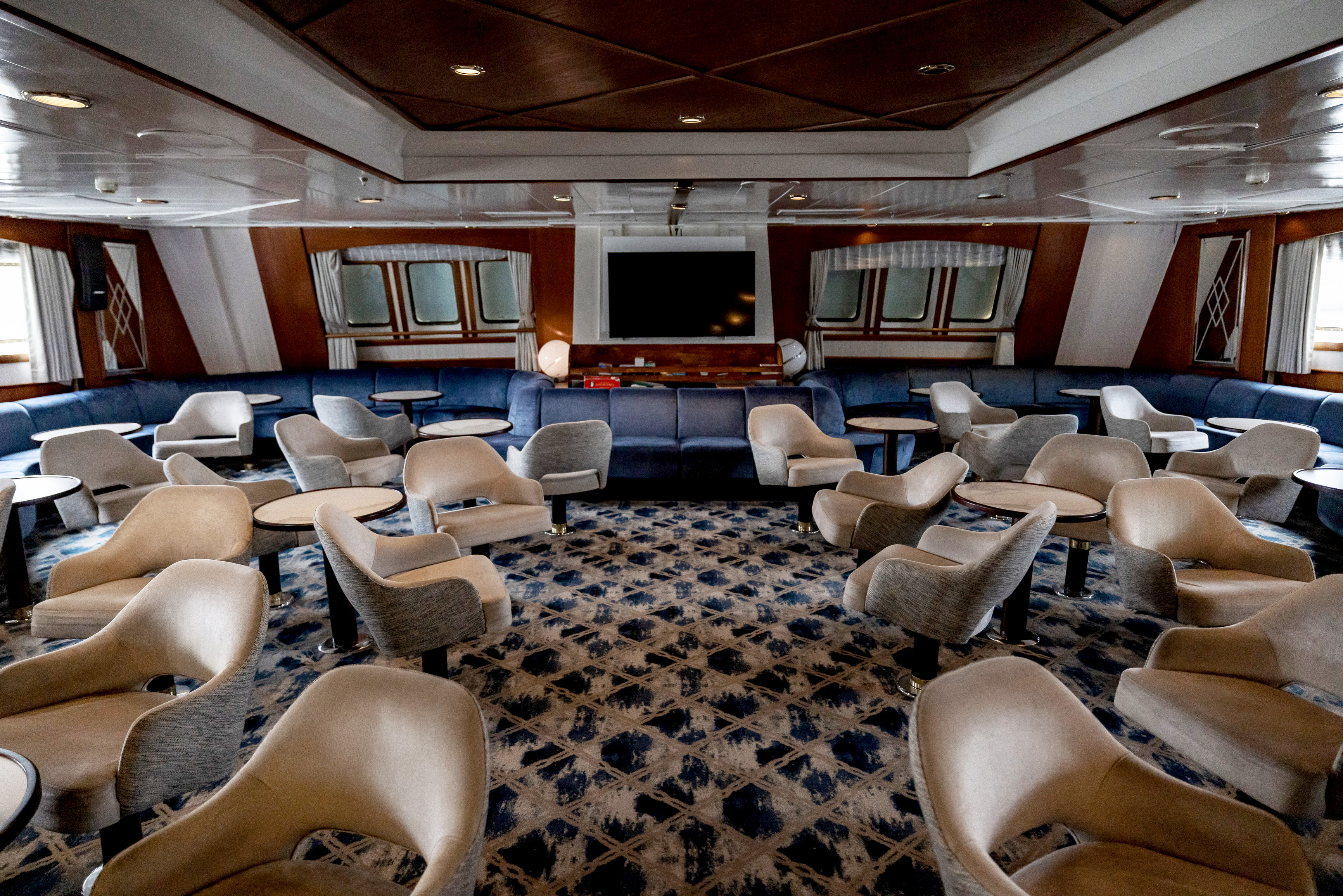 Main Lounge, Expedition