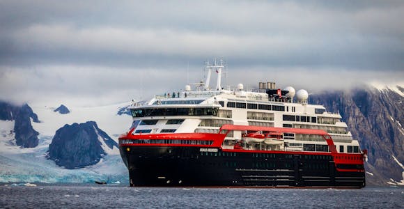 Roald Amundsen at sea in Svalbard © Oscar Farrera