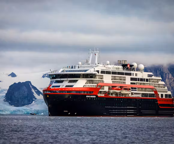 Roald Amundsen at sea in Svalbard © Oscar Farrera