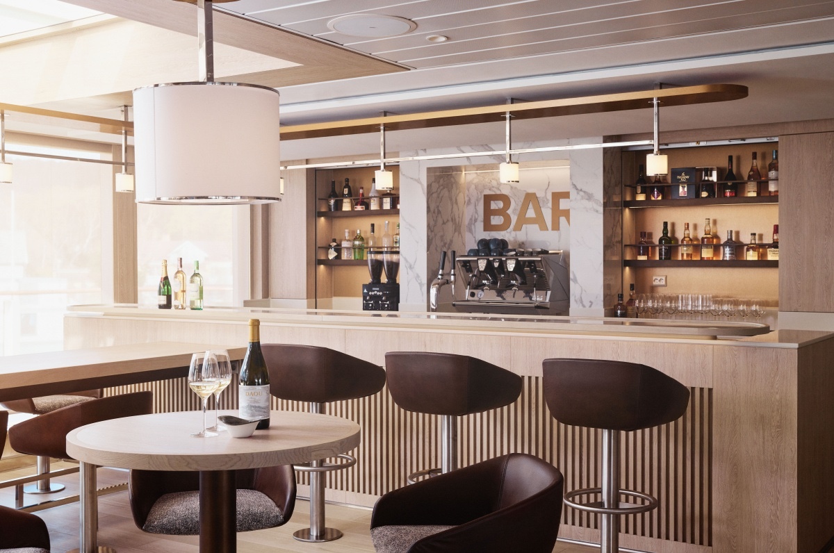 National Geographic Resolution's bar