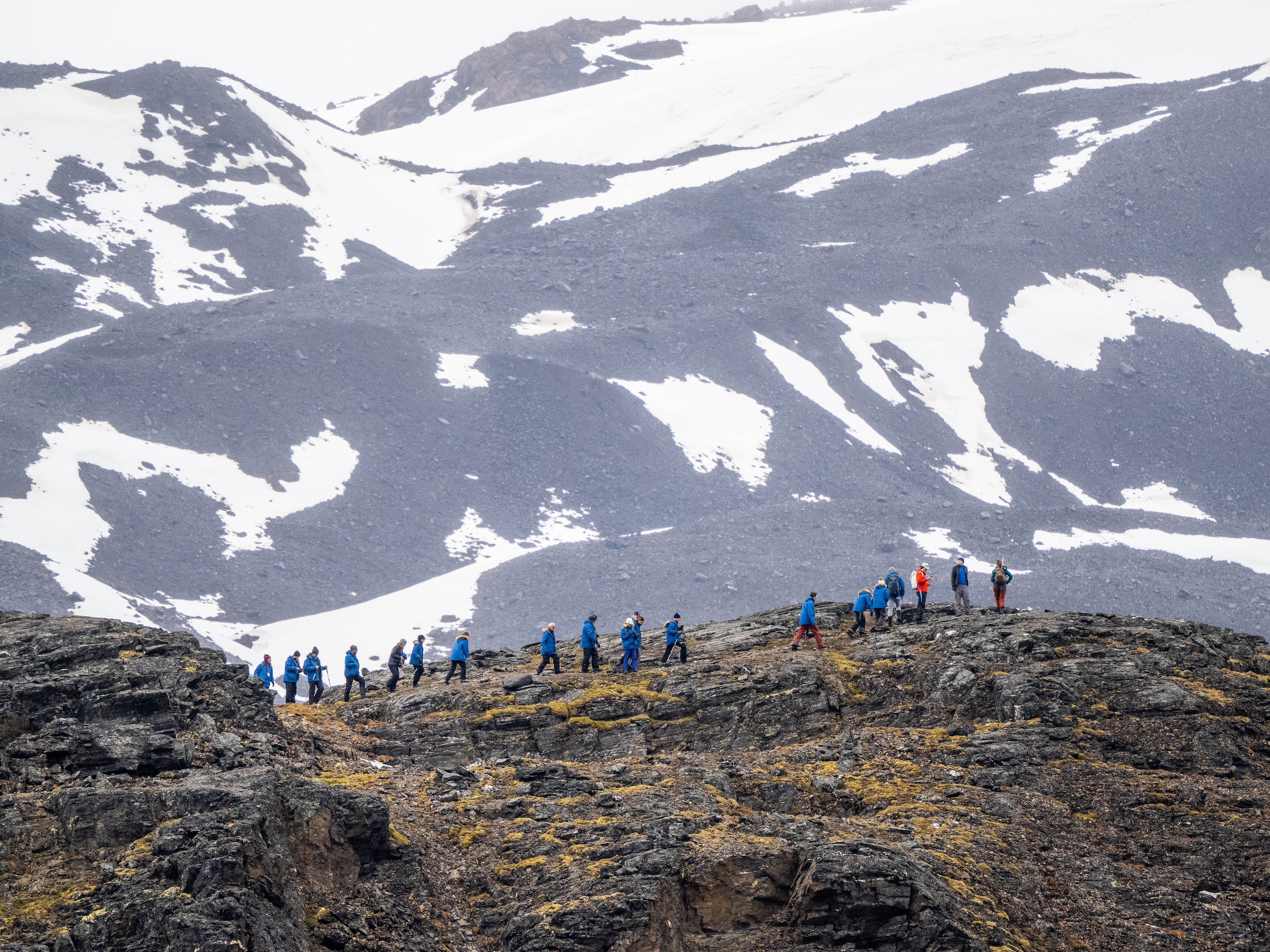 Guest hike across Signehamna, Svalbard, in the shadow of snowy mountains
