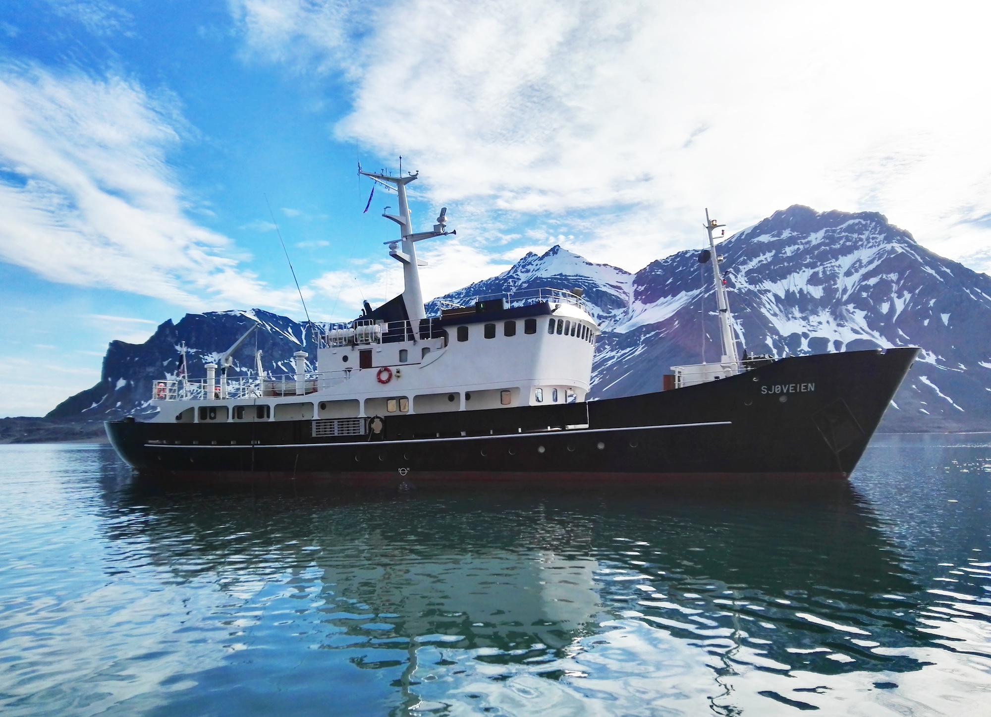 MS Sjoveien exploring the Arctic