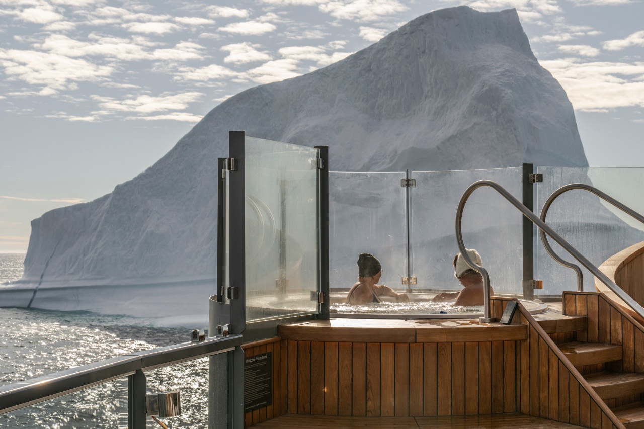 Jacuzzi on the deck, Seabourn Venture